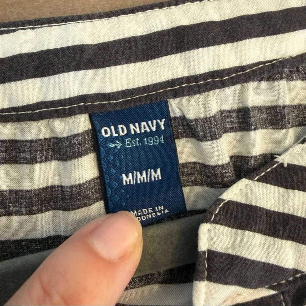 Old Navy B&W striped, sleeveless blouse split neck button-front detail Sz M EUC - Picture 4 of 10